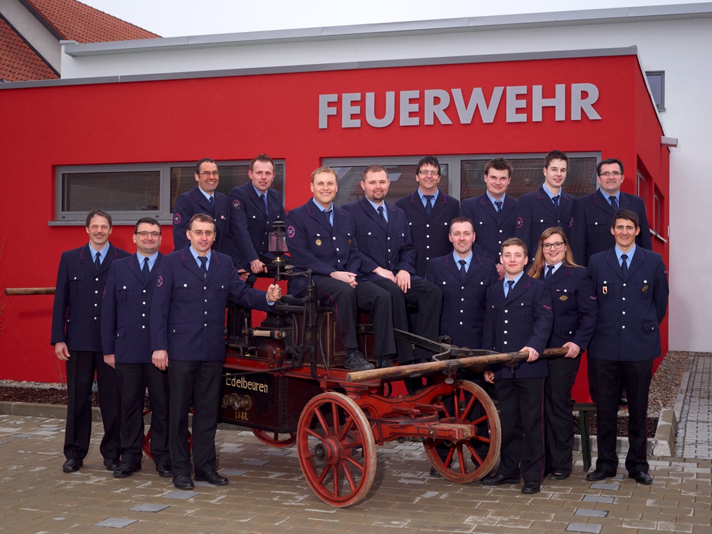 Abteilung Edelbeuren mit der historischen Handdruckspritze