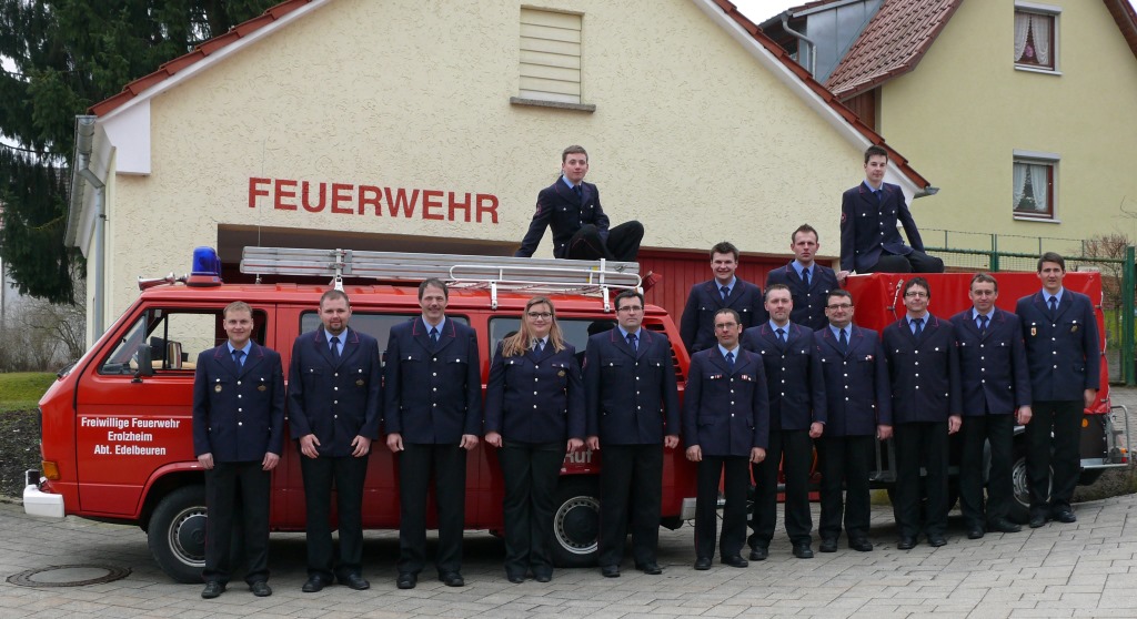 Abteilung Edelbeuren mit Fahrzeug vor dem Spritzenhaus